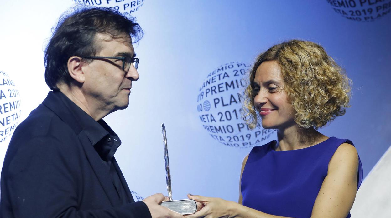 Javier Cercas recobe el premio Planeta de manos de la presidenta del Congreso, Meritxell Batet