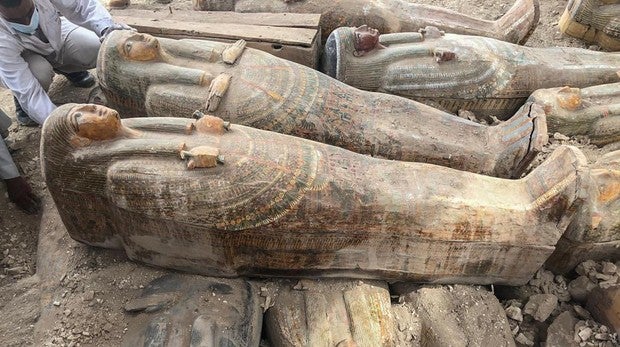 Hallan veinte sarcófagos intactos y sellados del Antiguo Egipto en la necrópolis de Asasif