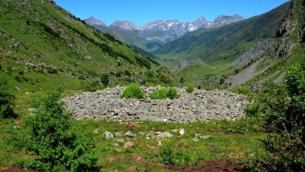 Arqueólogos hallan dos dólmenes a 2.100 metros de altitud en el Pirineo aragonés