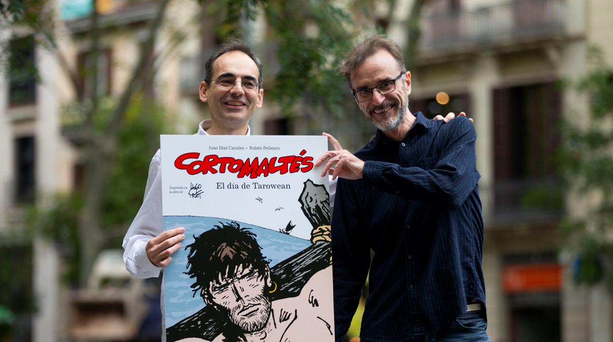 Díaz Canales y Pellejero posan con la portada de «El día de Tarowean»