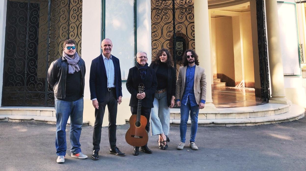 Manuel Imán y Antonio Muñoz en la puerta del Lope junto a algunos de los invitados a su concierto