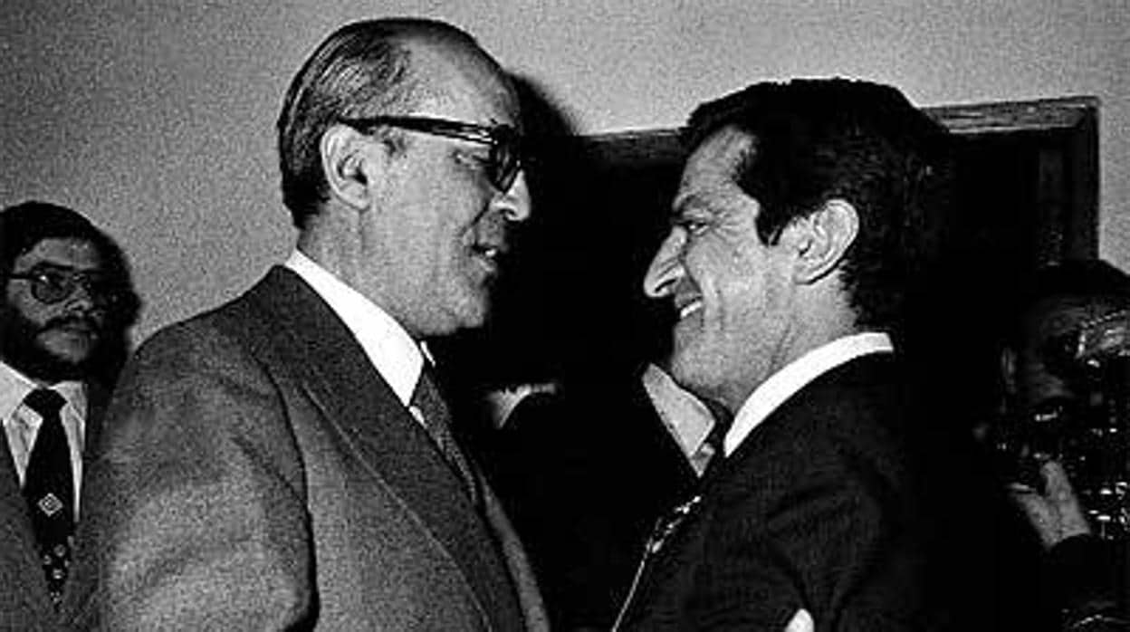 Leopoldo Calvo-Sotelo (1926-2008) con Suárez, de cuyos gobiernos formó parte