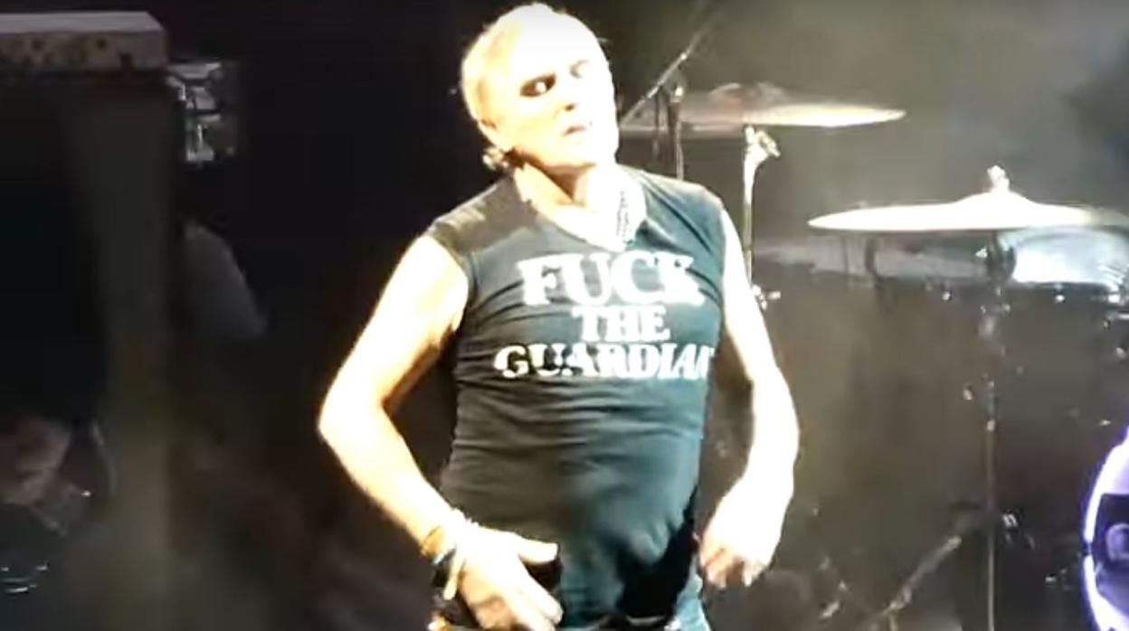 Morrissey viste en un concierto una camiseta de odio contra el periódico «The Guardian»