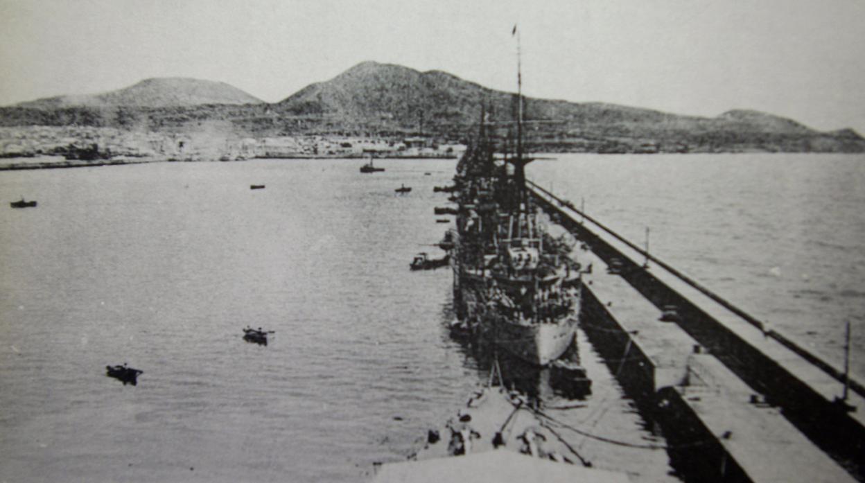 Imagen de autor desconocido de un crucero español atracado en el puerto de La Luz en junio de 1941