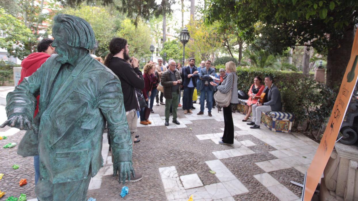 El trasunto de bronce de Carlos Edmundo de Ory, por la Alameda, en una ruta anterior