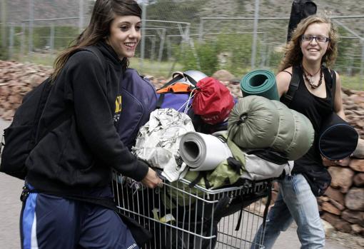 Dos chicas dirigiéndose hacia el camping de VIña Rock