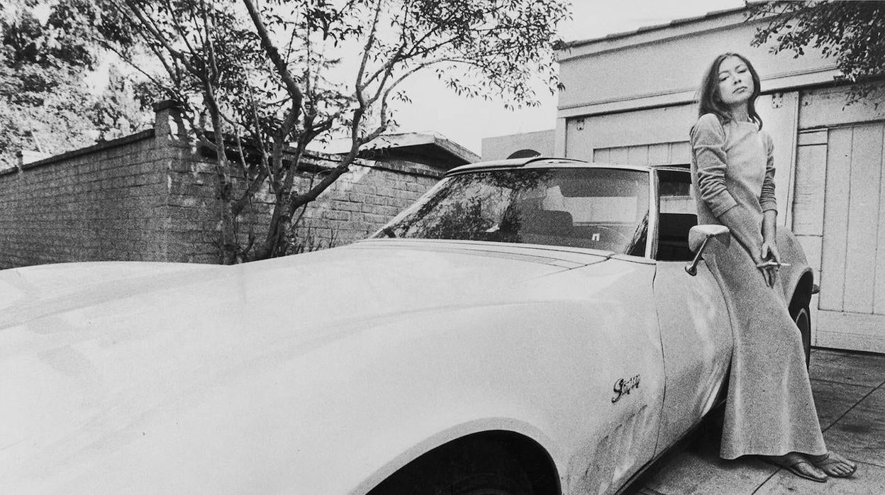 Joan Didion con su Corvette en una foto de 1971