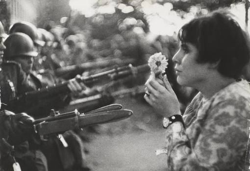 «La joven de la flor», de Marc Riboud