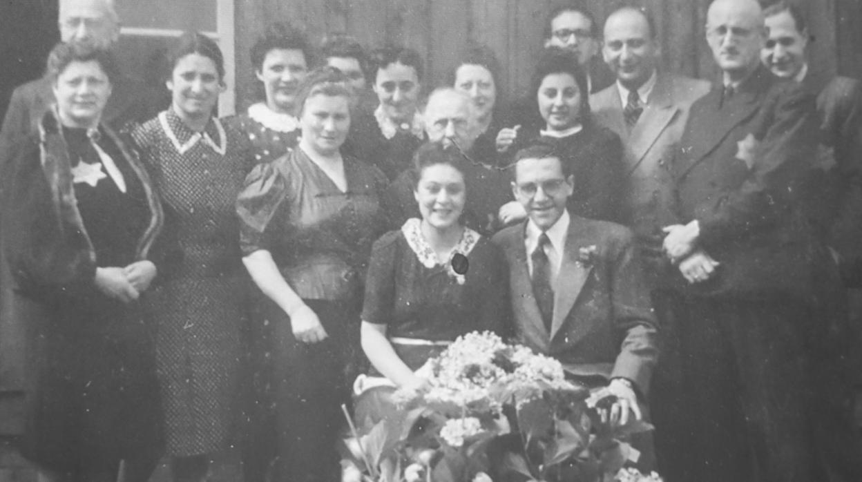 En el centro, Eddy de Wind y su mujer, Friedel, ambos supervivientes de Auschwitz