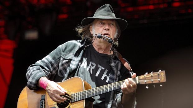 El agridulce 74 cumpleaños de Neil Young: fichado por Amazon, pero vetado en EE.UU por fumar cannabis