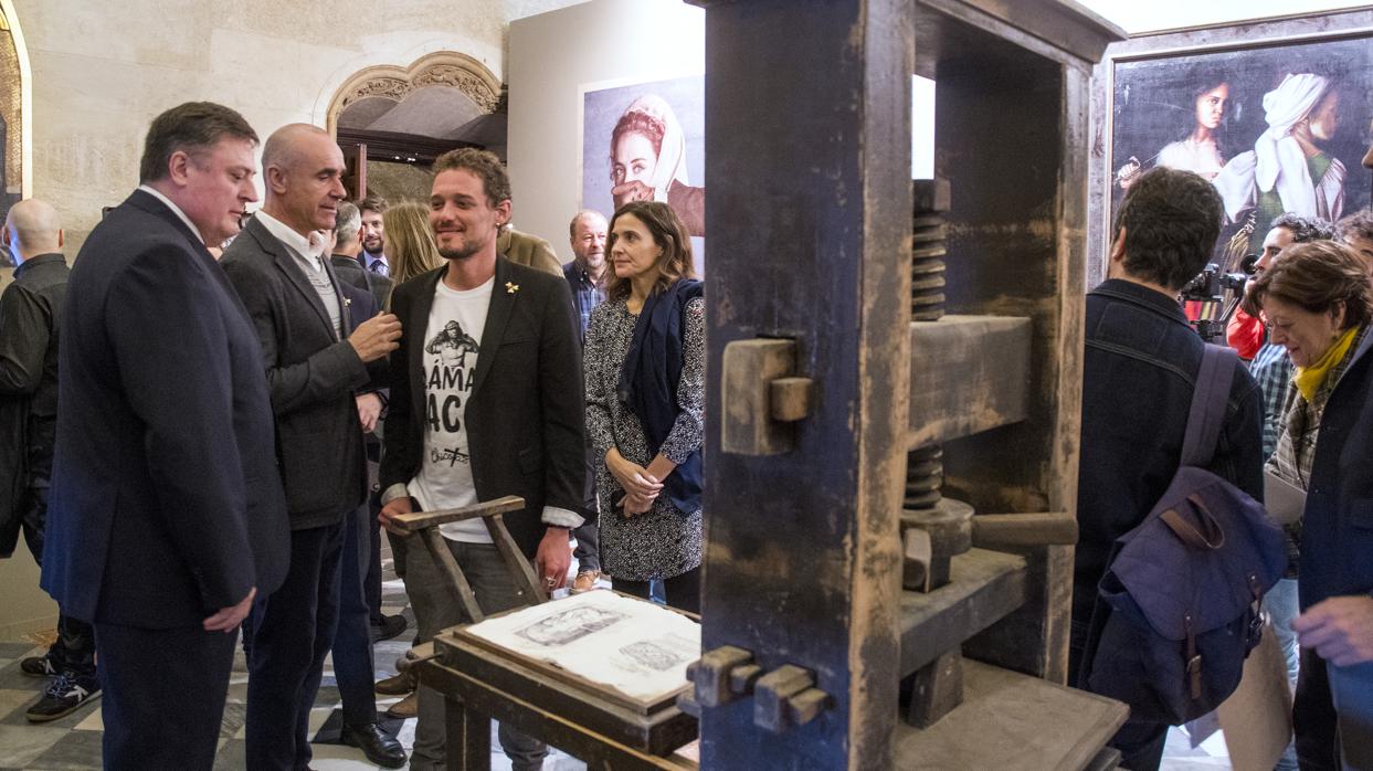 El delegado Antonio Muñoz junto a un actor de «La Peste» en la exposición del Apeadero