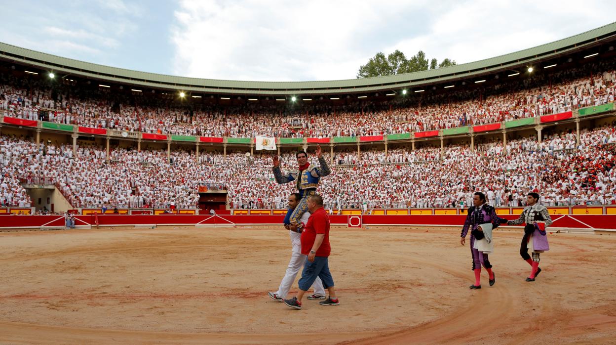 Llenazo en la plaza de toros de Pamplona, con Cayetano a hombros en la última Feria de San Fermín