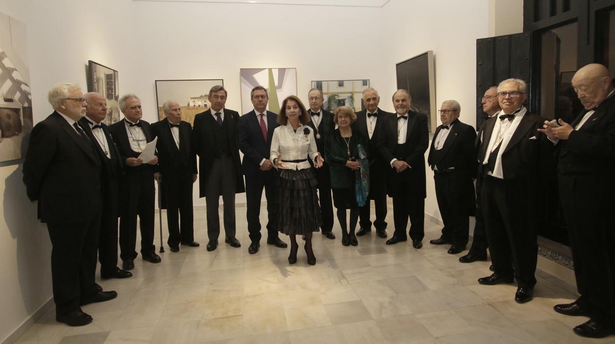 Foto de familia de la inauguración de la Exposción Internacional de Otoño