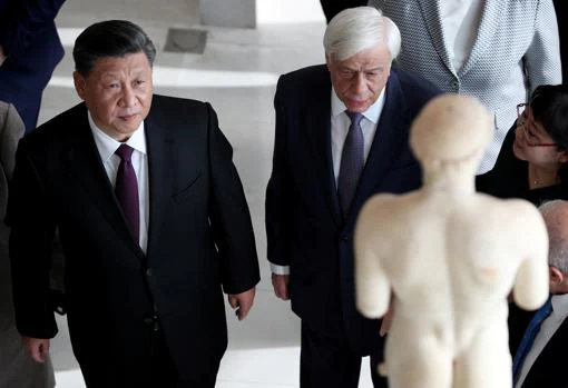 El presidente chino, Xi Jinping, con el presidente griego, Prokopis Pavlopoulos, duante su visita al Museo de la Acrópolis