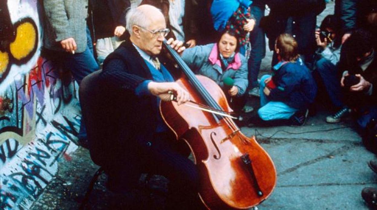 El maestro Rostropovich, a los pies del Muro de Berlín, el 11 de noviembre de 1989