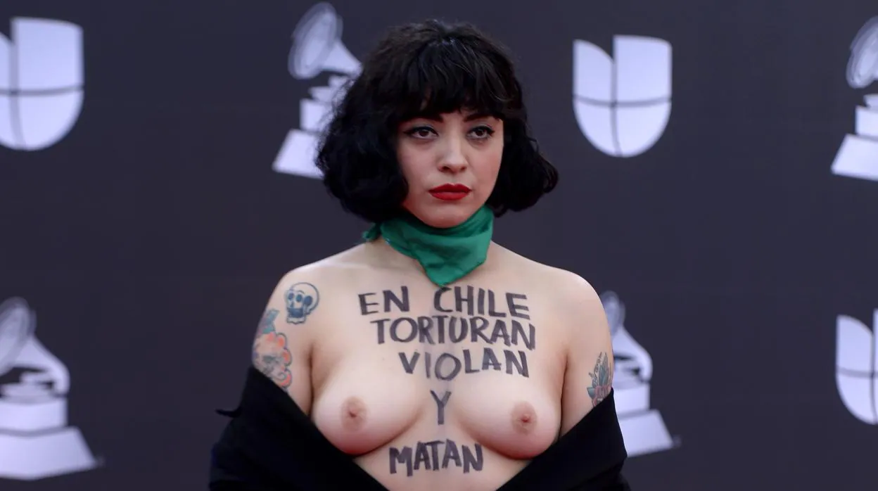 Mon Laferte se desnuda en los Grammy Latinos para pedir justicia y  reivindicar la lucha de los jóvenes en Chile