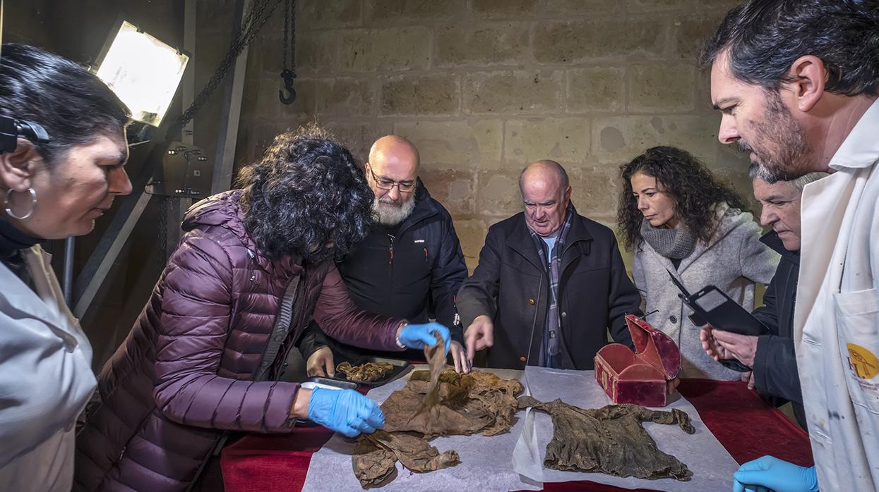 Apertura del cofre con los restos del infante Don Pedro, hijo de Enrique II de Castilla