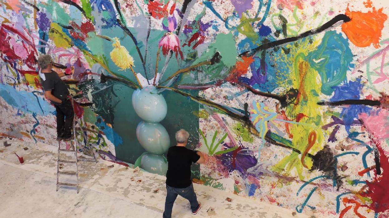 Un momento del vídeo de «Flores», con el pintor y el cineasta en plena acción