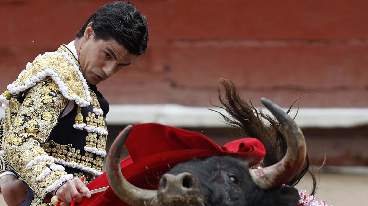 El sevillano, con el toro de su confirmación en la feria taurina del Señor de los Milagros