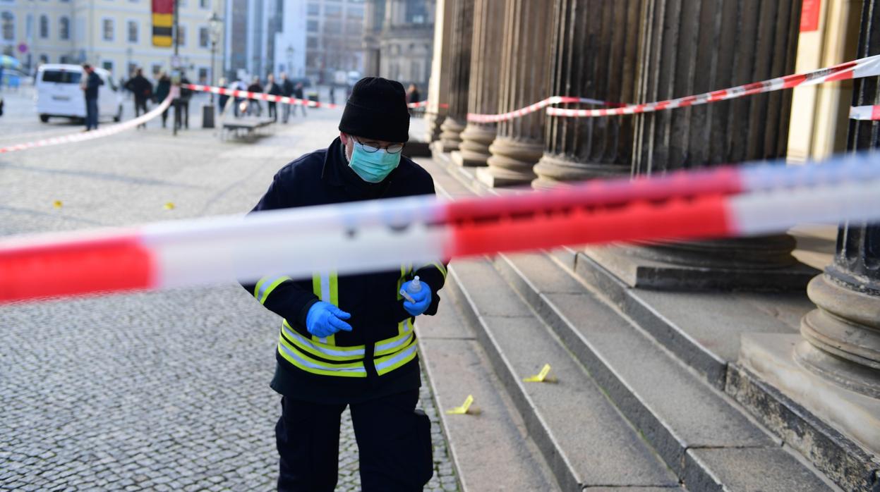 Un investigador de la Policía alemana, en los alrededores del Palacio Real de Dresde