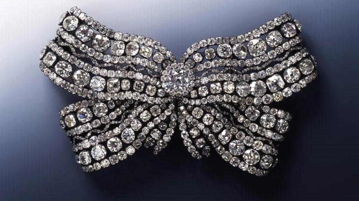 El broche de pecho con 600 diamantes de la reina Amalia de Baviera