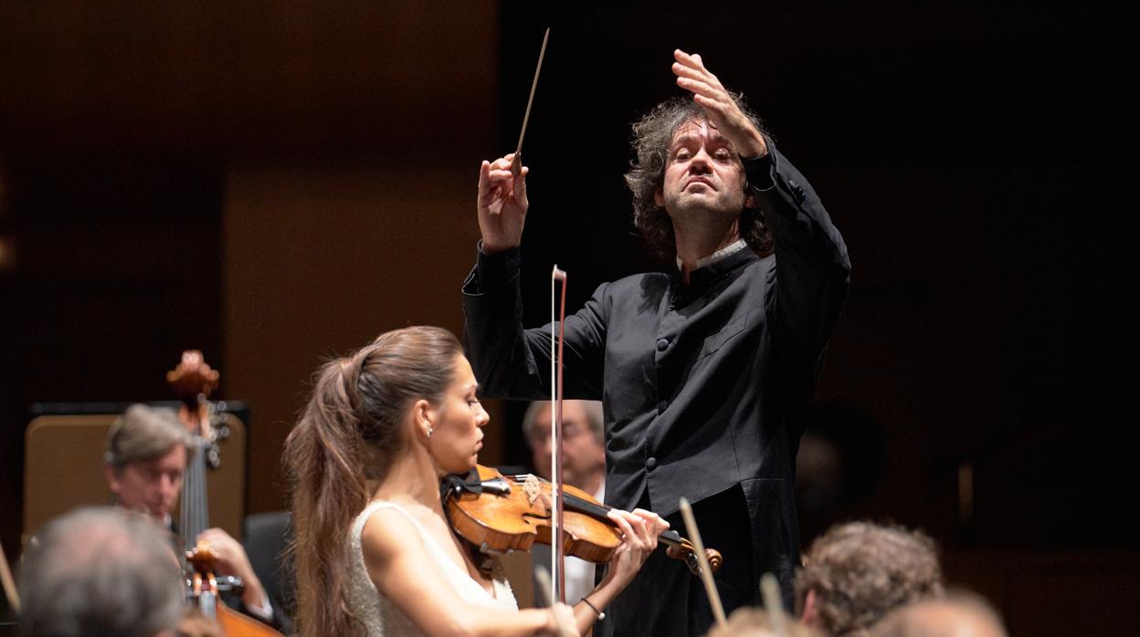 La violinista Leticia Moreno junto al director Eivind Gullberg Jensen, que dirigió a la ROSS