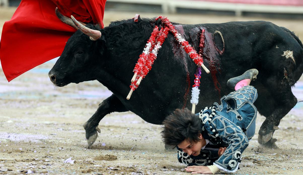 El peruano Andrés Roca Rey fue prendido en dos ocasiones por el tercer toro de la tarde