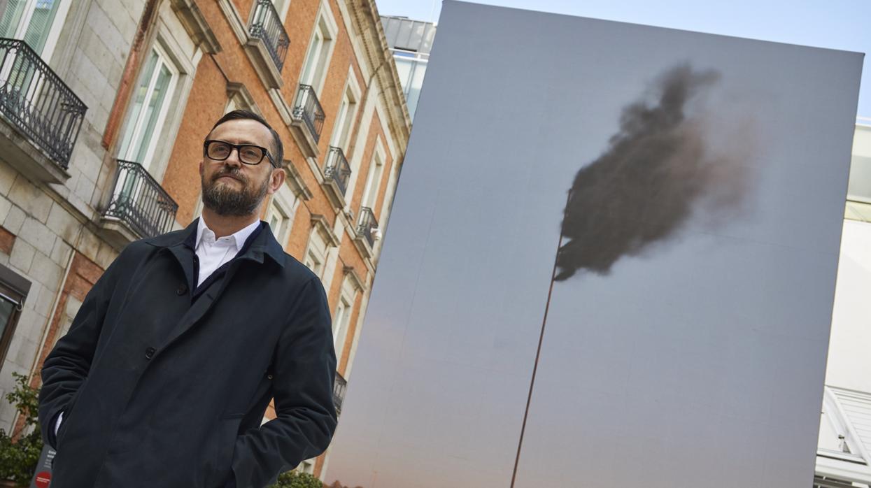 El artista John Gerrard, en el patio del Museo Thyssen junto a su obra «Western Flag»