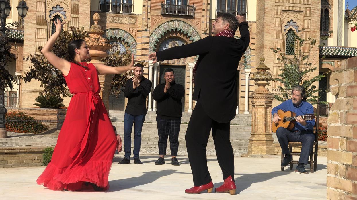 María Moreno baila con Antonio Canales con el toque de Riqueni en la plaza de América