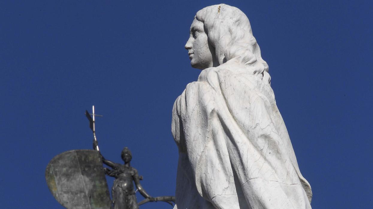 Imagen de la Virgen tomada desde la Plaza del Triunfo