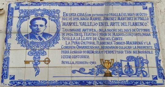 Azulejo de Manuel Vallejo en la fachada de la que fue su casa