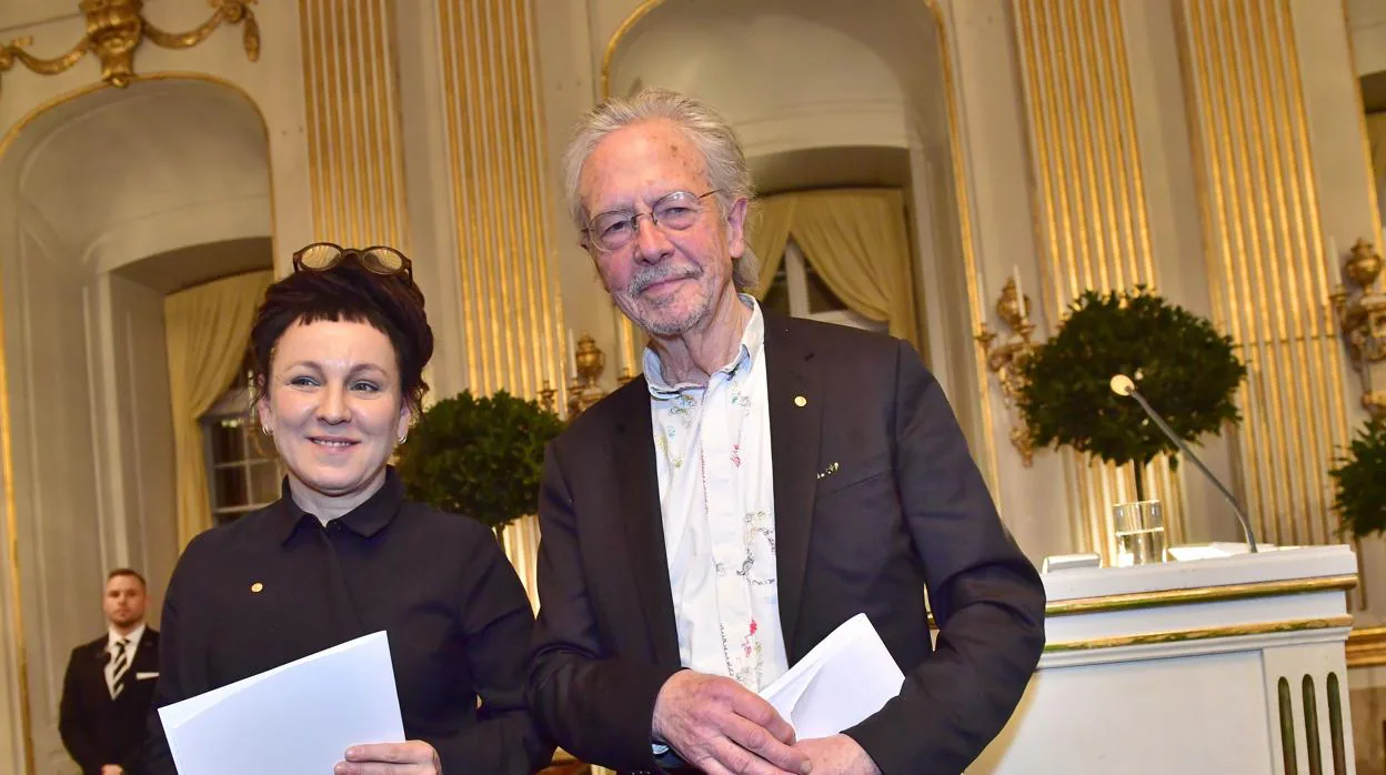 Olga Tokarczuk y Peter Handke a su llegada a la Lectura Nobel