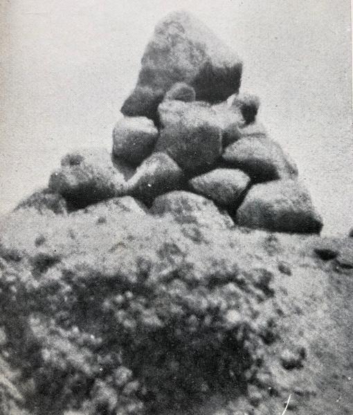 Foto del túmulo realizado en la Isla del Congreso en homenaje a Unamuno, tomada por los confinados. Bajo las piedras, oculto en un tubo de asprirnas, el mensaje con sus nombres y el de Unamuno