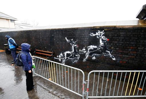 La obra ha tenido que ser protegida mediante unas vallas después de que un vándalo esparciera pintura roja tras la confirmación de que el mural era de Banksy