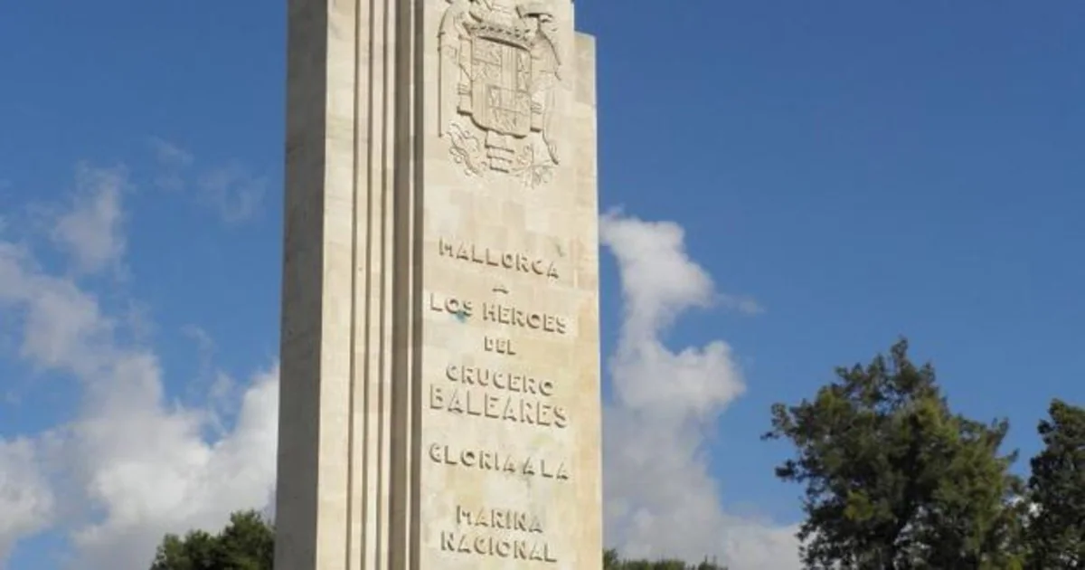 Imagen de archivo del monumento a las víctimas del crucero «Baleares» antes de que fueran eliminados -en 2010- los elementos de «exaltación del régimen franquista»