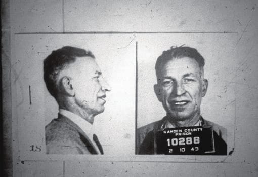 Ficha policial de Frank Lasalle al ser condenado a prisión por el estupro de cinco niñas en 1943