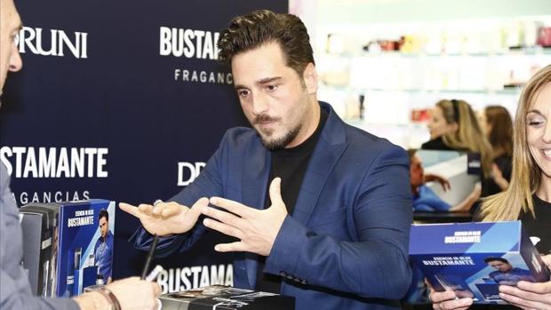 Bustamante se encuentra con sus fans entre abucheos