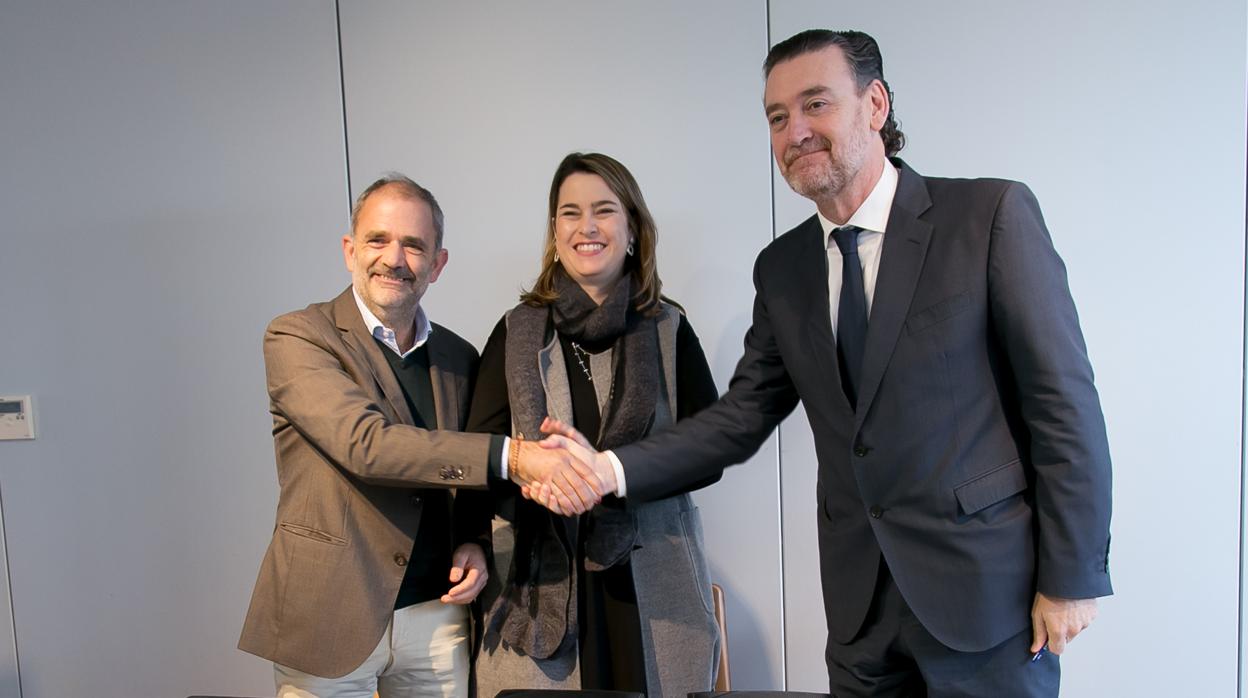 El director general de la Fundación Botín, Íñigo Sáenz de Mera, directora de Chillida Leku, Mireia Messegué, y Miguel Zugaza, director general de la Fundación Botín