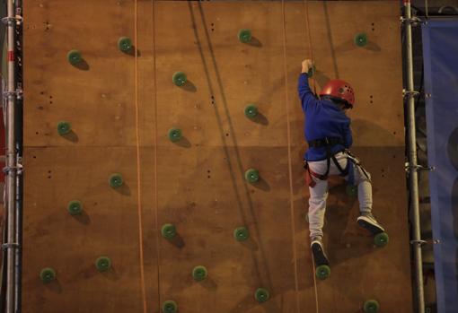 Un pequeño disfrutando de una actividad de escalada