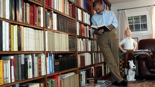 Arturo Pérez-Reverte en la biblioteca de su casa