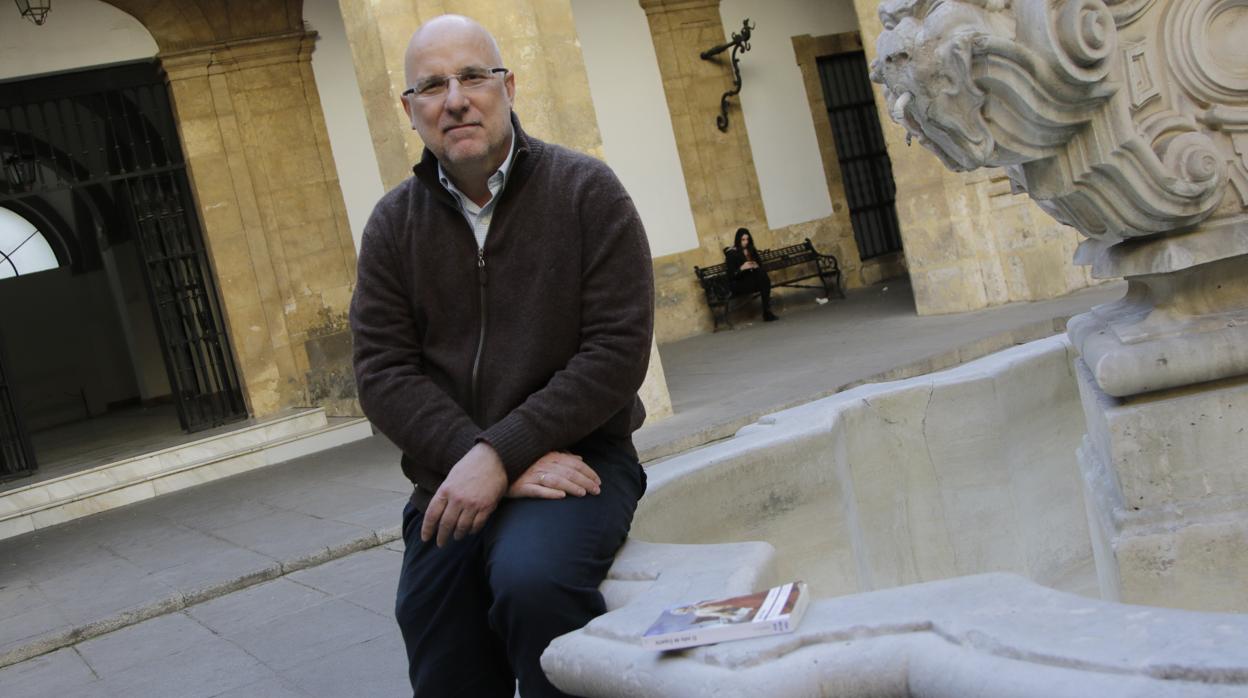 El catedrático César Fornis en la Universidad de Sevilla