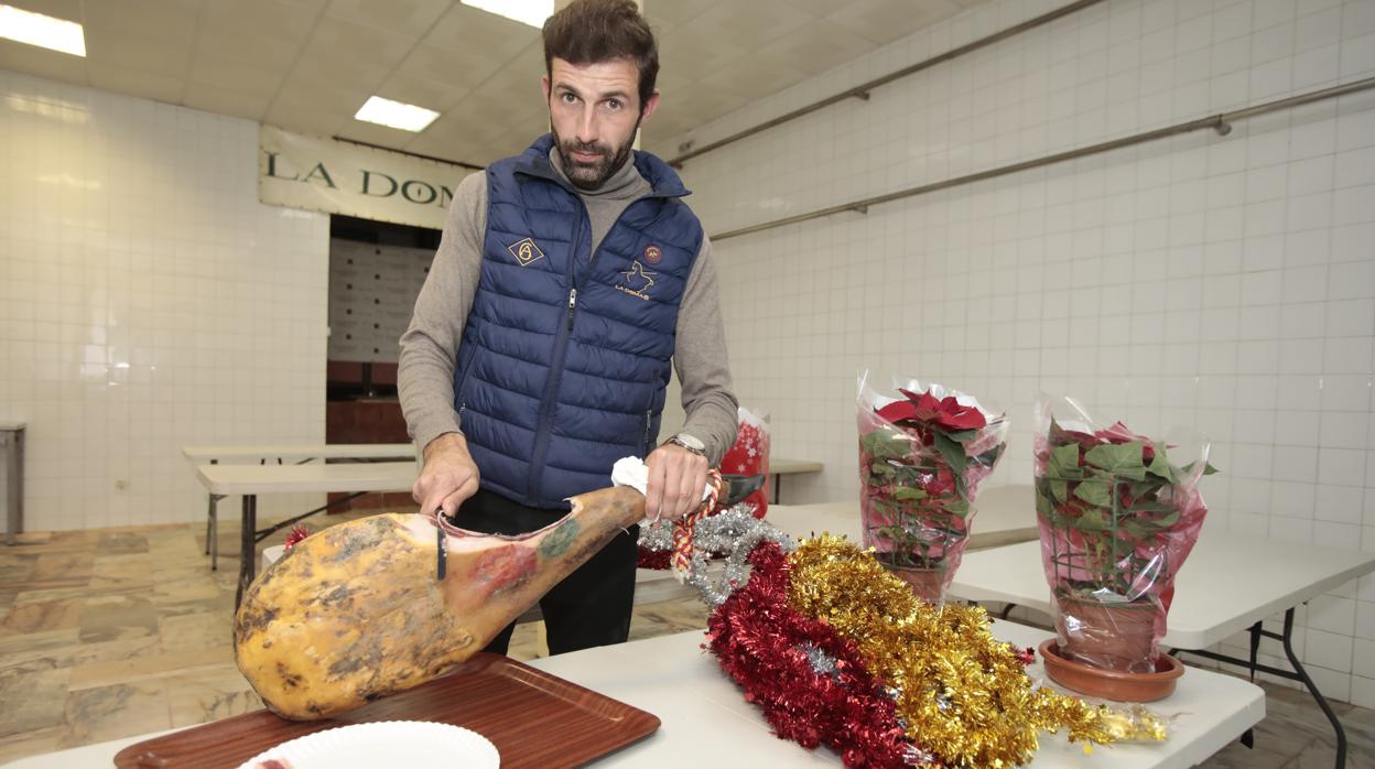 El organizador de este almuerzo ha sido agasajado con alimentos de diferentes comercios sevillanos