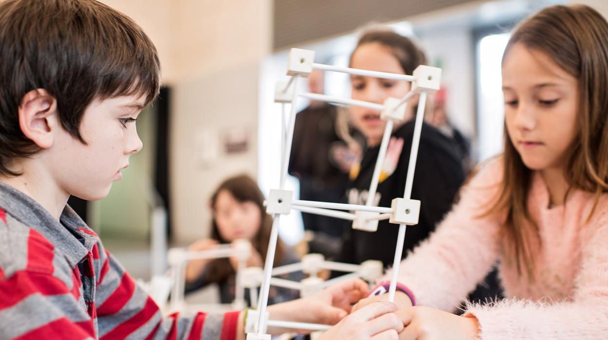 Niños disfrutando de uno de los talleres de CaixaForum