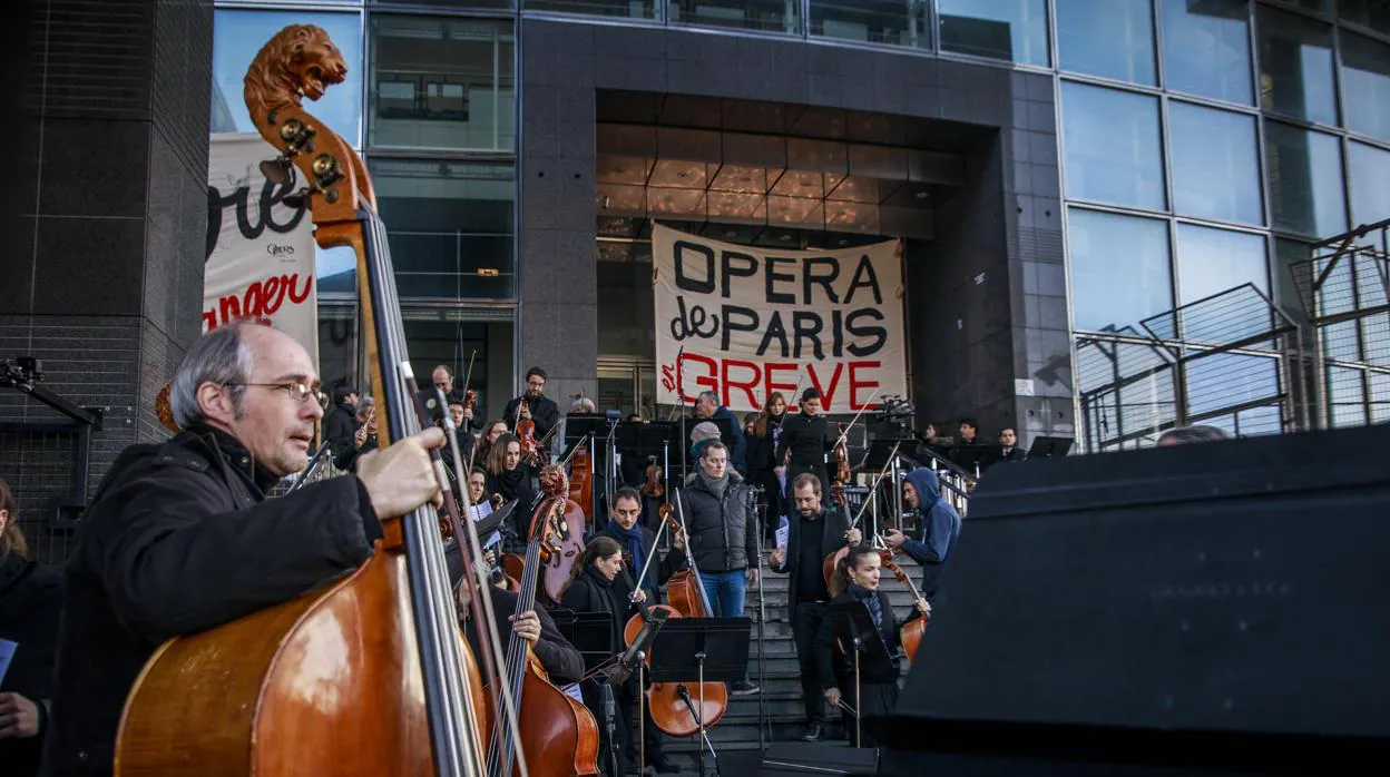 Músicos de la Ópera de la Bastilla actúan en protesta frente a la institución