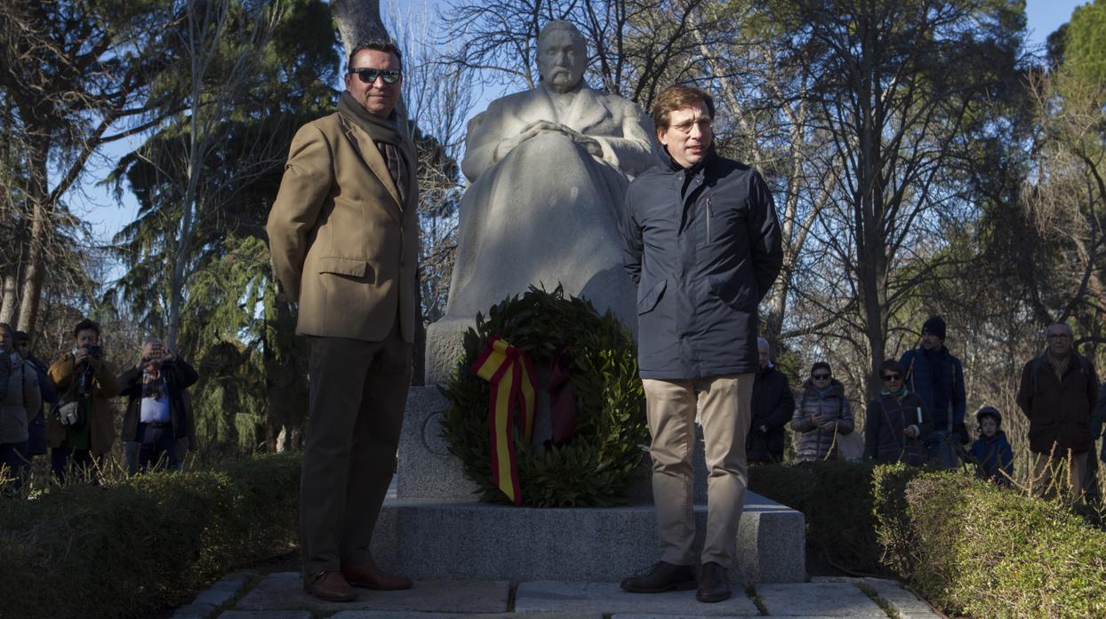 El alcalde de Madrid y uno de los descendientes de Galdós ofrecieron una corona de laurel en el monumento al escritor en el Parque del Retiro