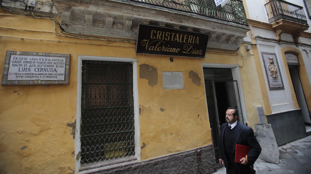 Fachada de la casa natal de Cernuda, en la calle Acetres, que ha sido una cristalería durante décadas