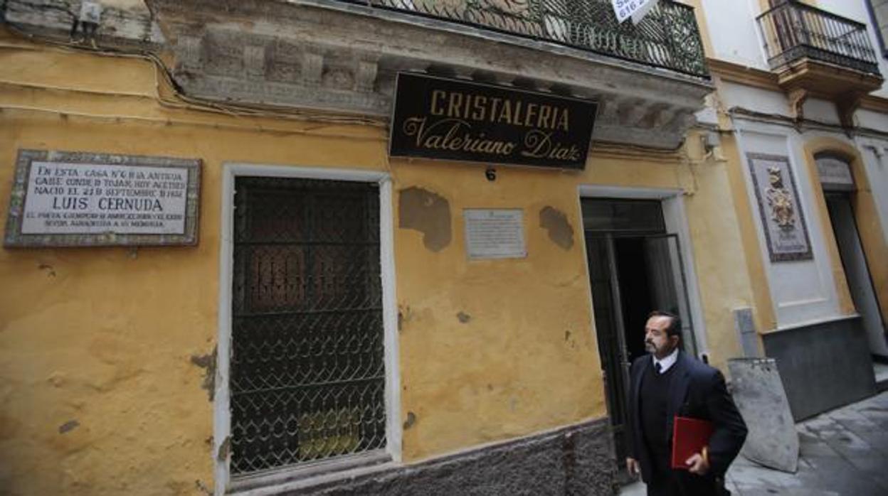 Fachada de la casa natal de Cernuda, en la calle Acetres, que ha sido una cristalería durante décadas