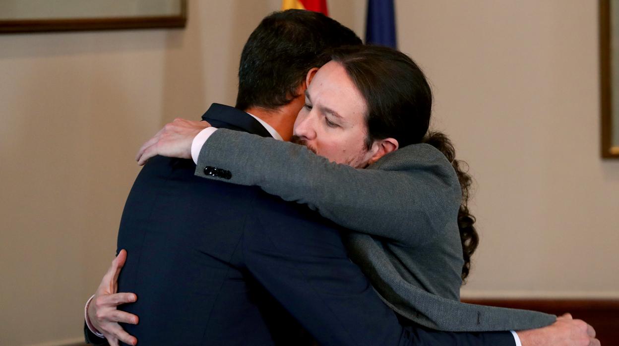 El abrazo entre Pablo Iglesias y Pedro Sánchez