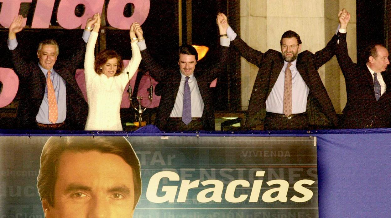 Aznar y Rajoy en el balcón de la sede de Génova tras el triunfo por mayoría absoluta en las generales de 2000