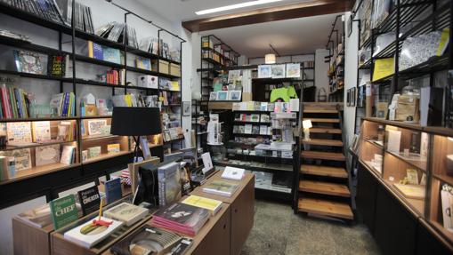 Interior de la librería RM, en Reina Mercedes